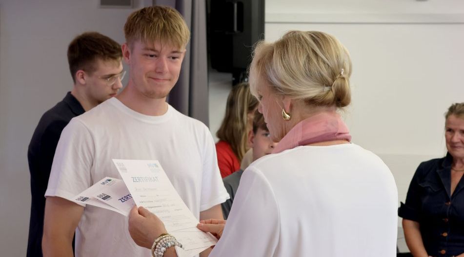 Die Schülerinnen und Schüler wurden für ihr Engagement ausgezeichnet.