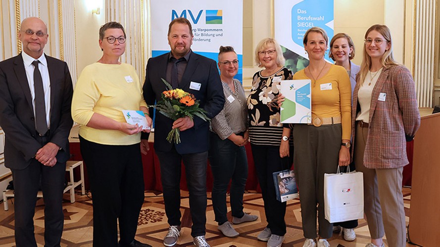 Bei der Auszeichung im Goldenen Saal in Schwerin erhielt unter anderem auch das Gymnasium Am Sonnenberg aus Crivitz erneut das Berufswahl-Siegel MV.