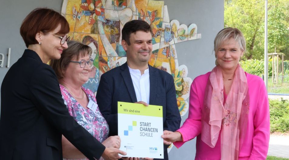 Bundesbildungsministerin Bettina Stark-Watzinger (l.) und Bildungsministerin Simone Oldenburg (r.) besuchten die Regionale Schule "Am Lindetal" in Neubrandenburg und die stellvertretende Schulleiterin Karin Nagel sowie Schulleiter Peter Hoffmann.