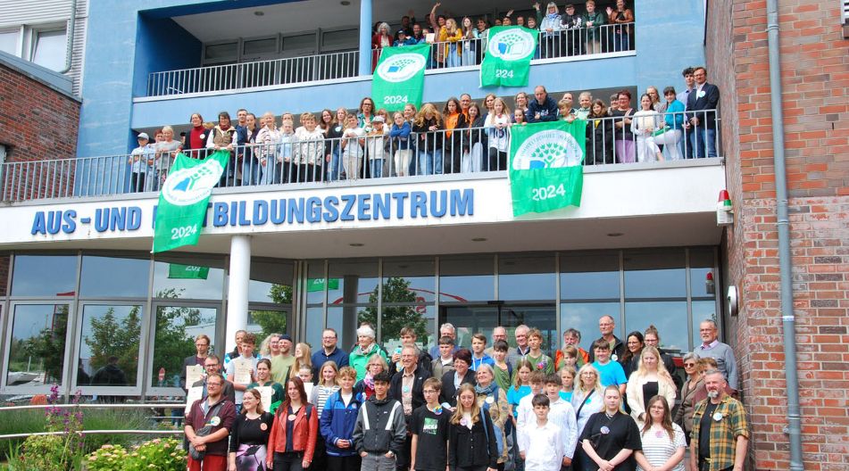 Schülerinnen und Schüler der ausgezeichneten "Umweltschulen in Europa" aus Mecklenburg-Vorpommern posieren für ein Foto.