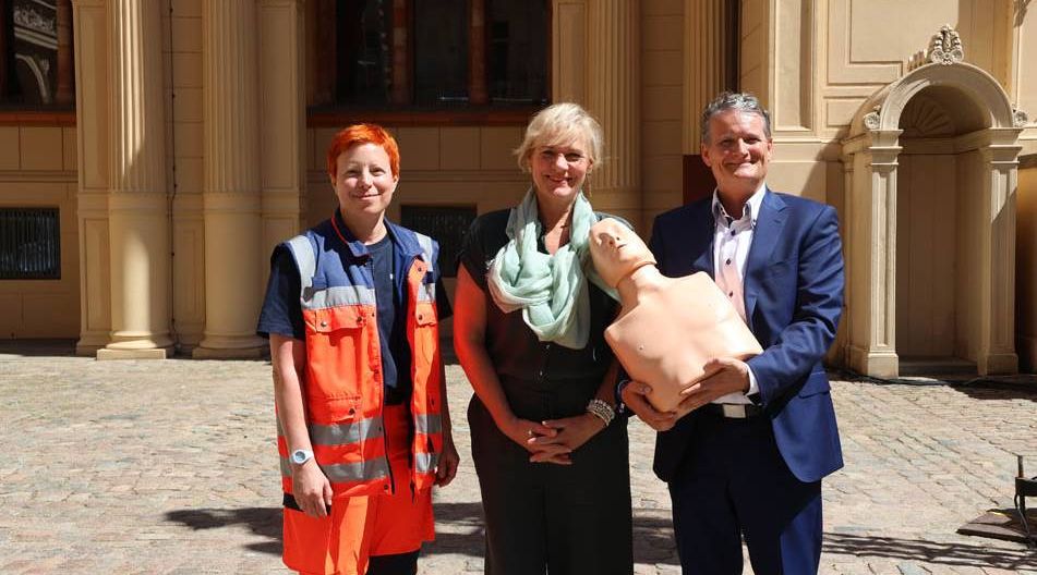 Stellten auf der Landespressekonferenz den Leitfaden für die Erste-Hilfe-Ausbildung an Schulen vor: Dr. Patricia Bunke, Bildungsministerin Simone Oldenburg und Dr. Gernot Rücker.