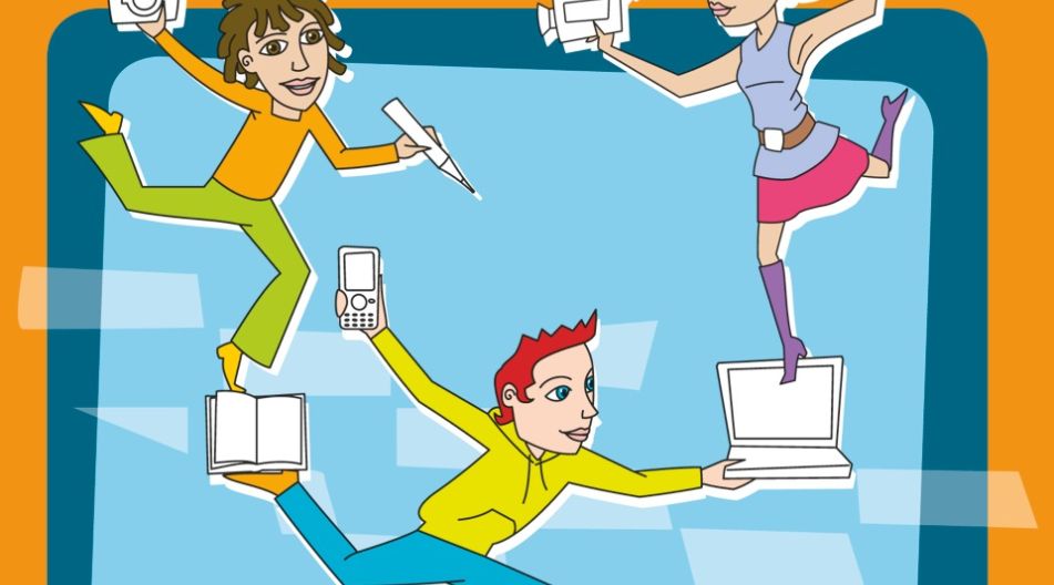 Bunte Zeichnung von drei Personen, die mit Mediengeräten jonglieren – Kamera, Laptop, Handy, Buch und Videokamera. Sie stehen und balancieren auf Bildschirmen vor orangem Hintergrund. Die Szene wirkt kreativ und lebendig.