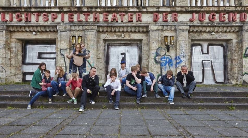 Das Team des Karl-Liebknecht-Gymnasiums posiert vor dem ehemaligen Lichtspieltheater der Jugend in Frankfurt (Oder).