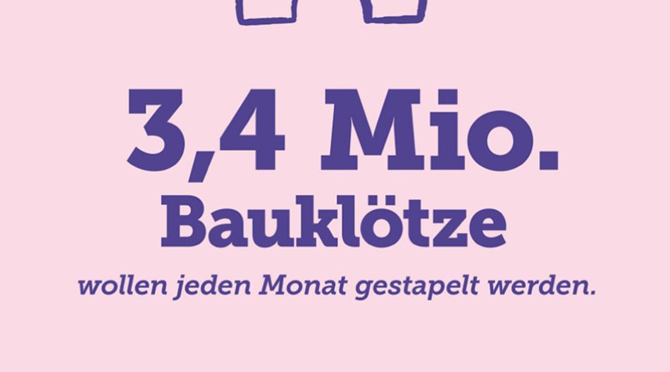 Werbeplakat mit rosa Hintergrund. Oben eine Zeichnung von Bauklötzen mit fröhlichen Gesichtern. Große, blaue Schrift: „3,4 Mio. Bauklötze wollen jeden Monat gestapelt werden.“ Unten Text: „Du bist großartig. Als Heilerziehungspflegerin oder Heilerziehungspfleger in MV.“ Website: „du-bist-kita.de“. QR-Code rechts unten.