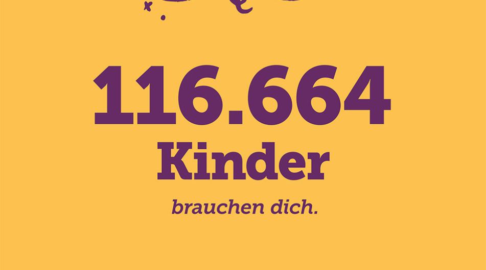 Werbeplakat mit gelbem Hintergrund. Oben eine Zeichnung von zwei fröhlichen Kindergesichtern. Große, violette Schrift: „116.664 Kinder brauchen dich.“ Unten Text: „Du bist großartig. Als pädagogische Fachkraft in MV.“ Website: „du-bist-kita.de“. QR-Code rechts unten.