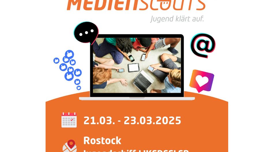 Werbeplakat für das "Medienscouts MV"-Event mit dem Slogan „Jugend klärt auf.“. Ein Laptop zeigt ein Bild von Jugendlichen mit Smartphones und Tablets. Um den Laptop herum sind Social-Media-Symbole wie Like-Daumen, Herz und @-Zeichen.