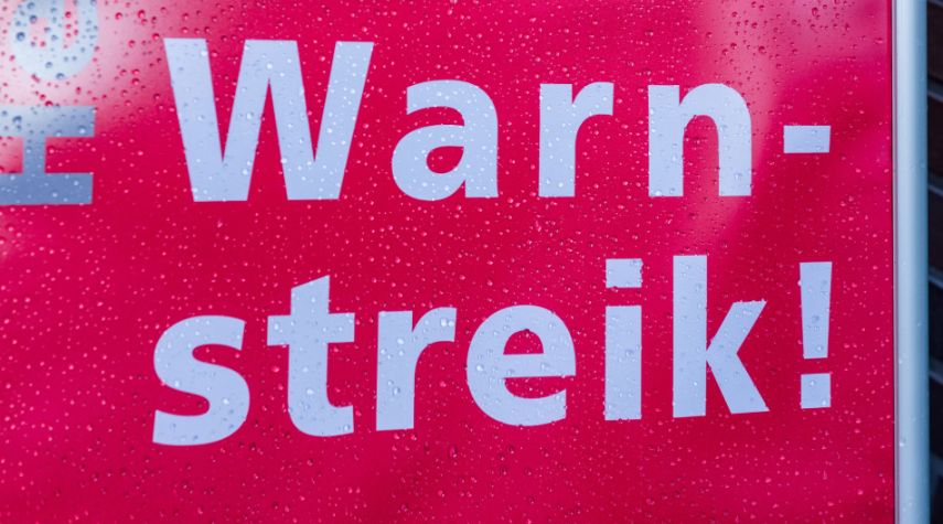 Ein rotes Schild mit dem Hinweis "Heute Warnstreik!"