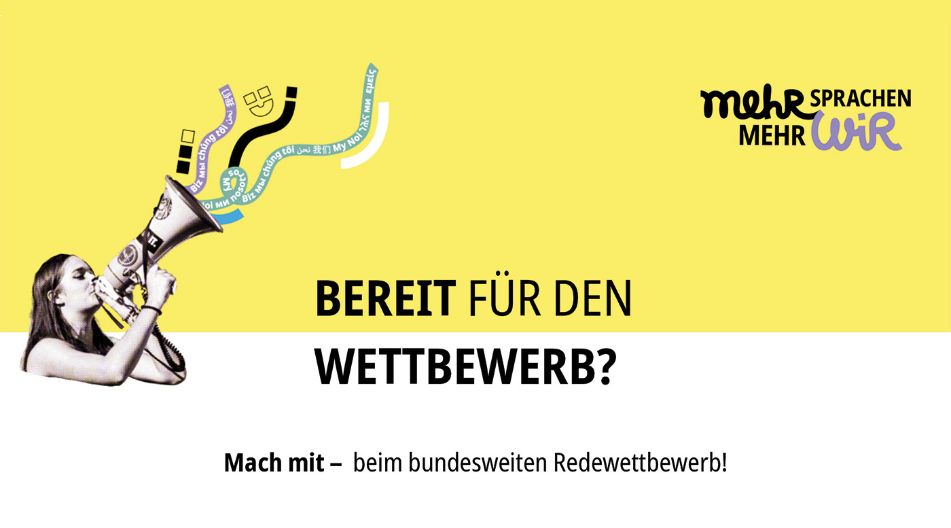 Plakat mit gelbem Hintergrund zeigt eine junge Frau mit Megafon, aus dem bunte Sprachbänder in verschiedenen Schriftzeichen herauskommen. Text: „Bereit für den Wettbewerb? Mach mit – beim bundesweiten Redewettbewerb!“ Oben rechts steht das Motto: „Mehr Sprachen – mehr wir“.
