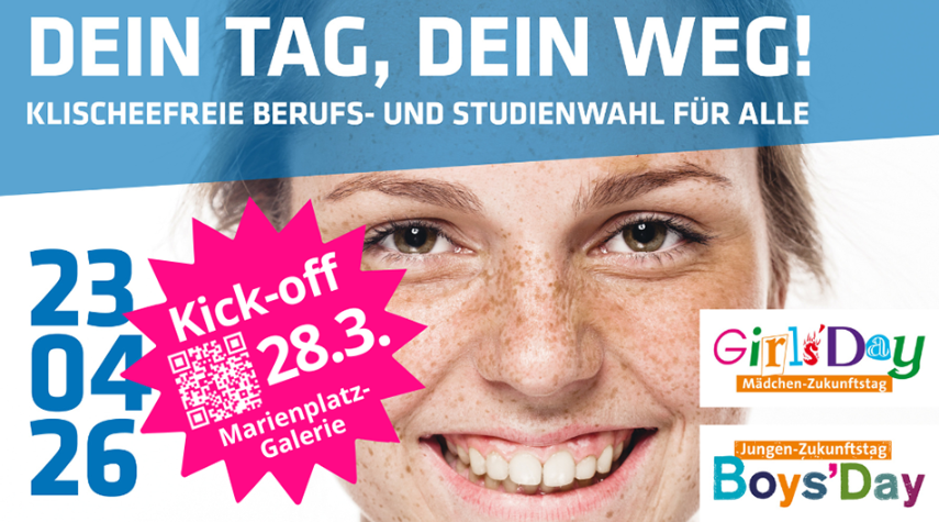 Junge Frau mit Brille und Zopf blickt lächelnd in die Kamera vor blauem Hintergrund mit großem Text und Terminen sowie buntem Logo rechts