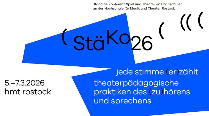 Plakat zur „StäKo26“ an der Hochschule für Musik und Theater Rostock, 5.–7.3.2026, mit blau-weißen grafischen Flächen und dem Titel: „jede stimme (er)zählt – theaterpädagogische praktiken des (zu)hörens und sprechens“.