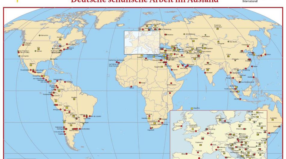 Karte der Welt mit vielen Ländern und Städten, die die globale Verteilung der deutschen schulischen Arbeit im Ausland veranschaulicht.