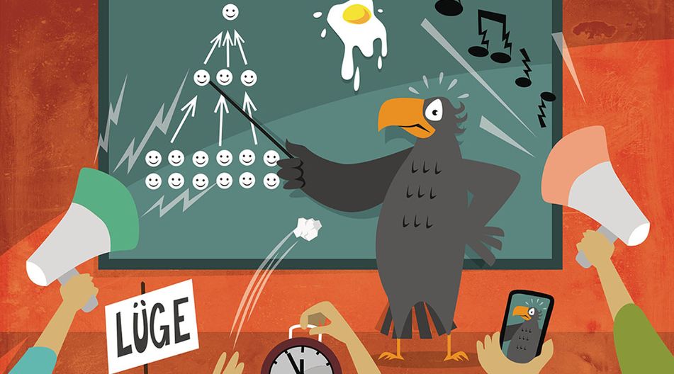 Eine Illustration eines Adlers, der vor einer Tafel steht und mit einem Zeigestock auf ein hierarchisches Diagramm mit Smileys zeigt. Um den Adler herum herrscht Chaos: Megafone, eine „Lüge“-Tafel, eine Uhr, ein Smartphone, Musiknoten und ein zerbrochenes Ei fliegen in der Szene.