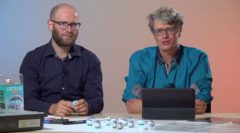 Heiko Wolf (l.) und Stefan Koeck erklären etwas zum Thema Ozobots.