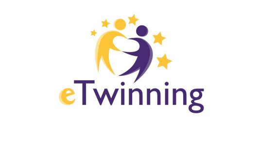 eTwinning-Logo, das die digitale Schulpartnerschaft und den internationellen Austausch repräsentiert.