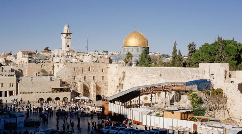 Die Kuppel des Felsens und die Westmauer des Tempelbergs in Jerusalem, ein bedeutendes religiöses Wahrzeichen.