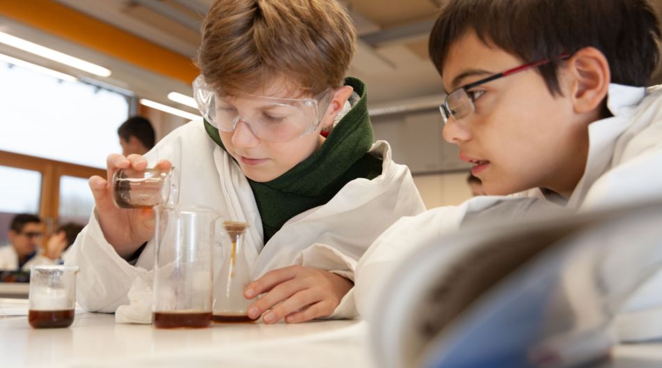 Zwei Schüler machen chemische Experimente.