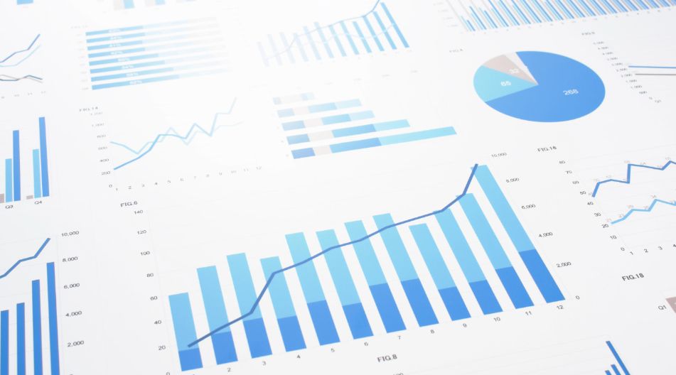Das Bild zeigt verschiedene Diagramme und Grafiken in Blautönen, darunter Balkendiagramme, Liniendiagramme und ein Kreisdiagramm.
