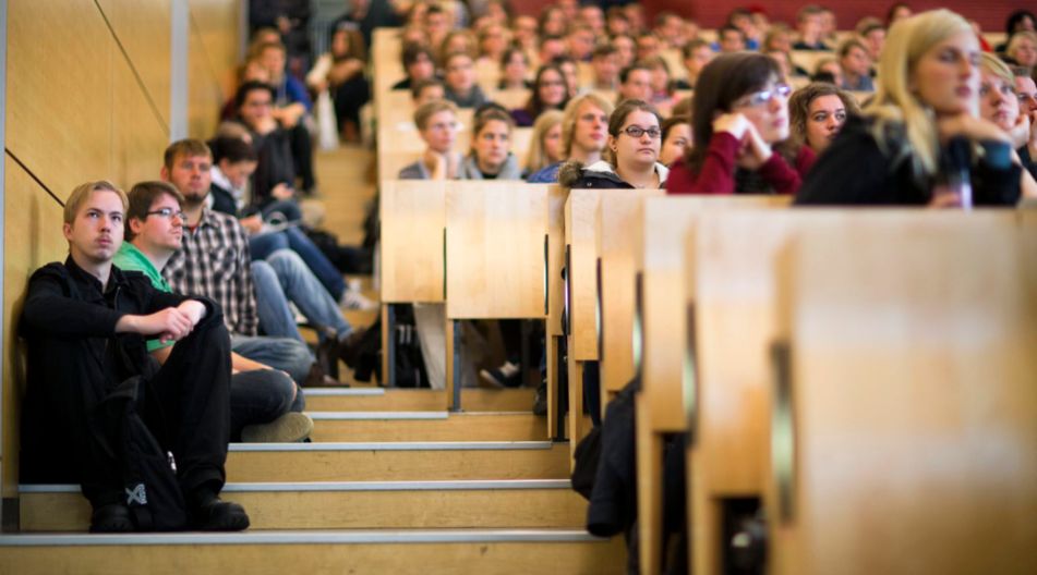 Studenten hören im Audimax der Universität Rostock einer Vorlesung zu.