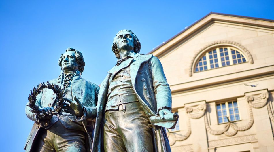 Das Goehte-Schiller-Denkmal in Weimar aus der Nahdistanz. Im Hintergrund ist noch das Deutsche Nationaltheater zu sehen.