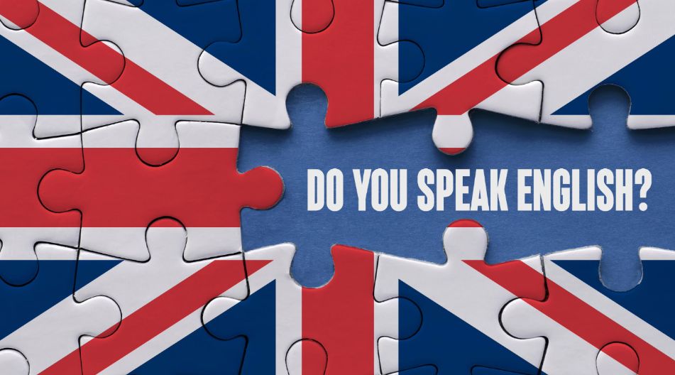 Ein Puzzle mit britischer Flagge im Hintergrund, das die Frage "Sprechen Sie Englisch?" stellt.