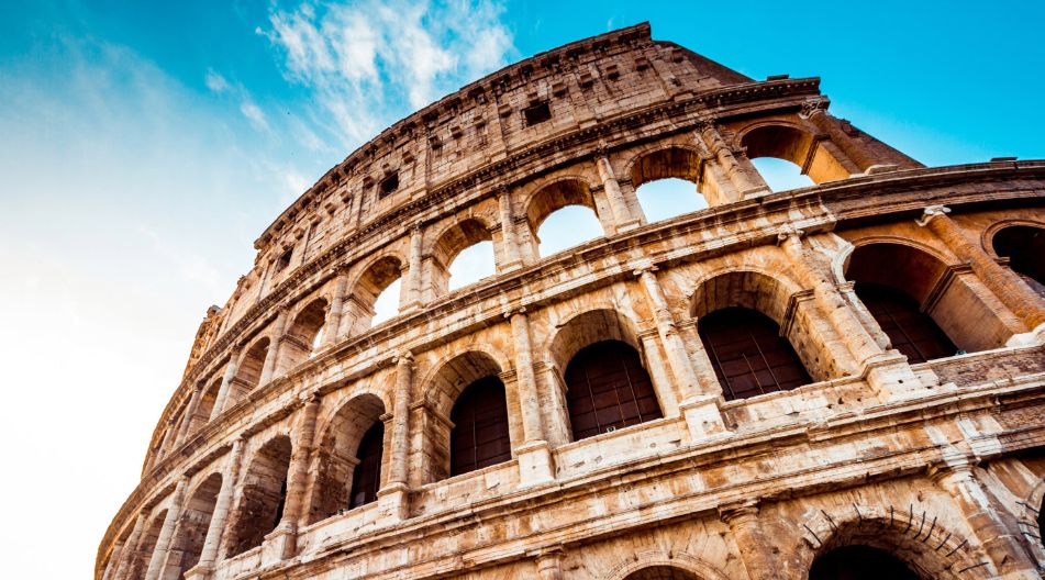 Das Kolosseum in Rom, Italien, zeigt die majestätische Baukunst der Antike und zieht zahlreiche Besucher an.