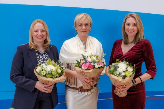 Mecklenburg-Vorpommern übernimmt Präsidentschaft der Bildungsministerkonferenz 2025 Das Präsidium der Bildungs-MK im Jahr 2025 : Präsidentin, Ministerin Simone Oldenburg (Mitte), Erste Vizepräsidentin Staatsministerin Anna Stolz (Bayern) (r.), Zweite Vizepräsidentin Ministerin Christine Streichert-Clivot (Saarland)  ©bundesfoto/Bernd Lammel