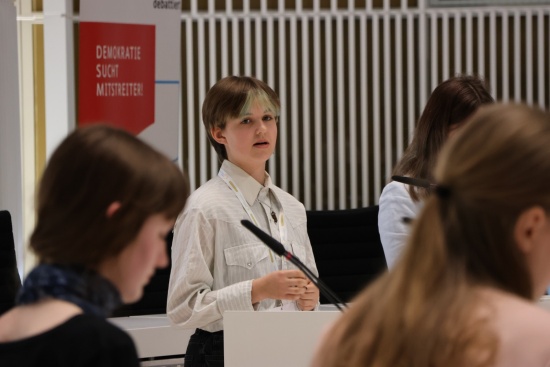 Mathilda Kirschnick, hier beim Landesfinale, ist bei "Jugend debattiert" Bundessiegerin geworden. ©Ministerium für Bildung und Kindertagesförderung